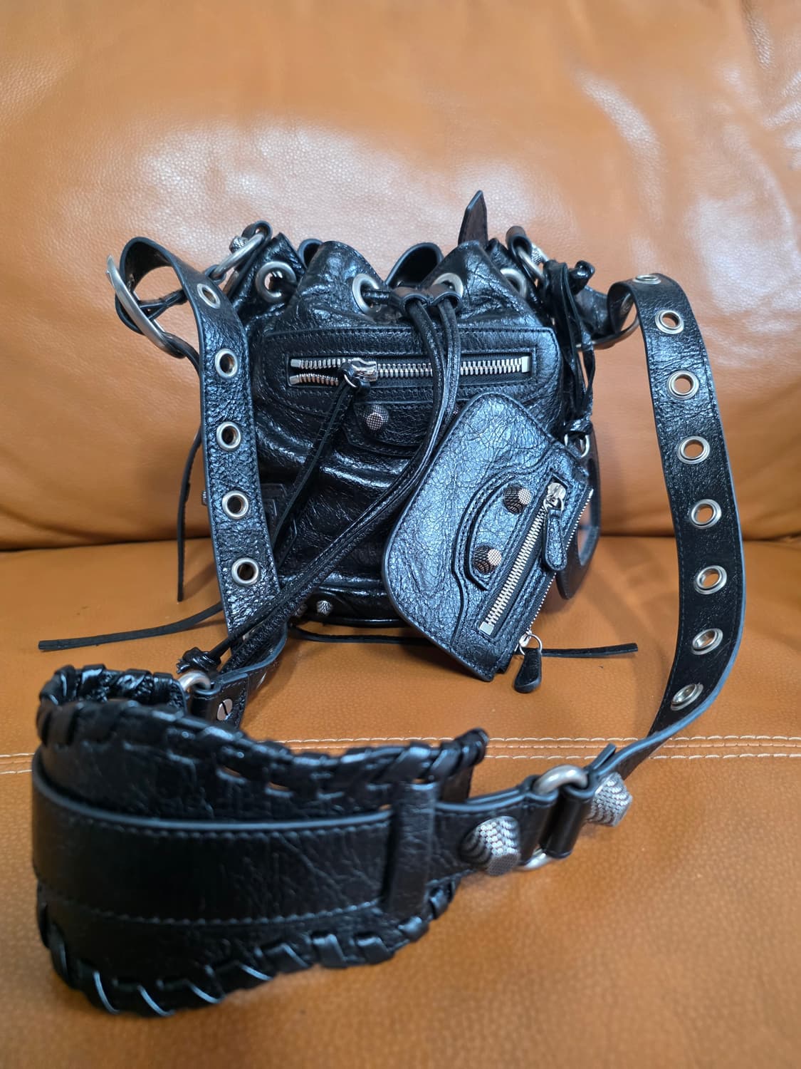 정품 발렌시아가 한소희 르카골 버킷백 상품이미지9