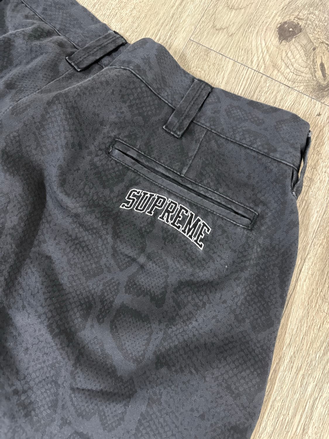 24ss 슈프림 스네이크 프린트 치노팬츠 상품이미지1