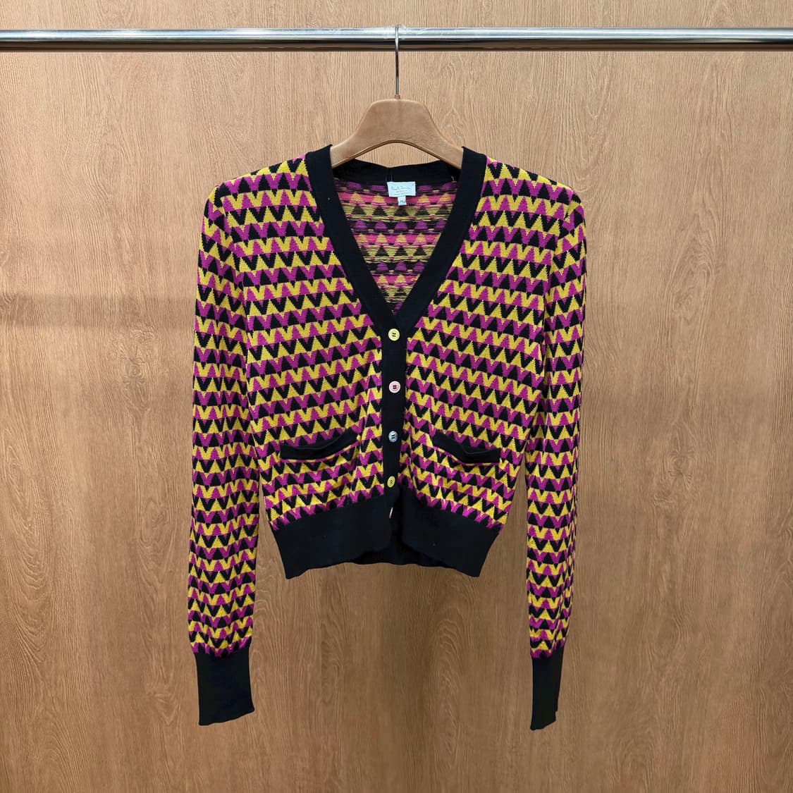 폴스미스 브이넥 니트 가디건 옐로우 지그재그 패턴 배색 버튼 디테일 블랙 상품이미지2