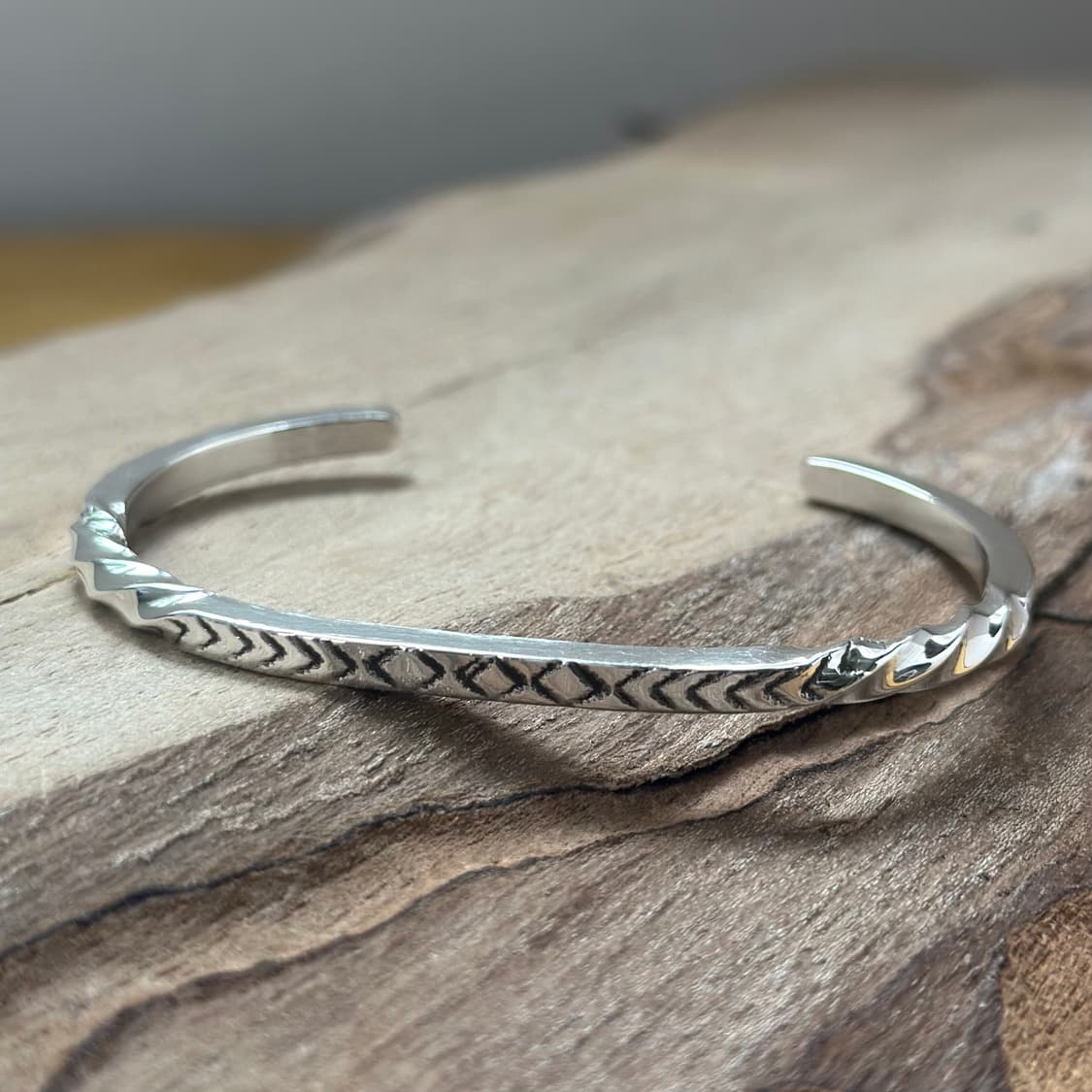 [네이티브 아메리칸]Bruce morgan 트위스트 스탬프 커프 상품이미지1