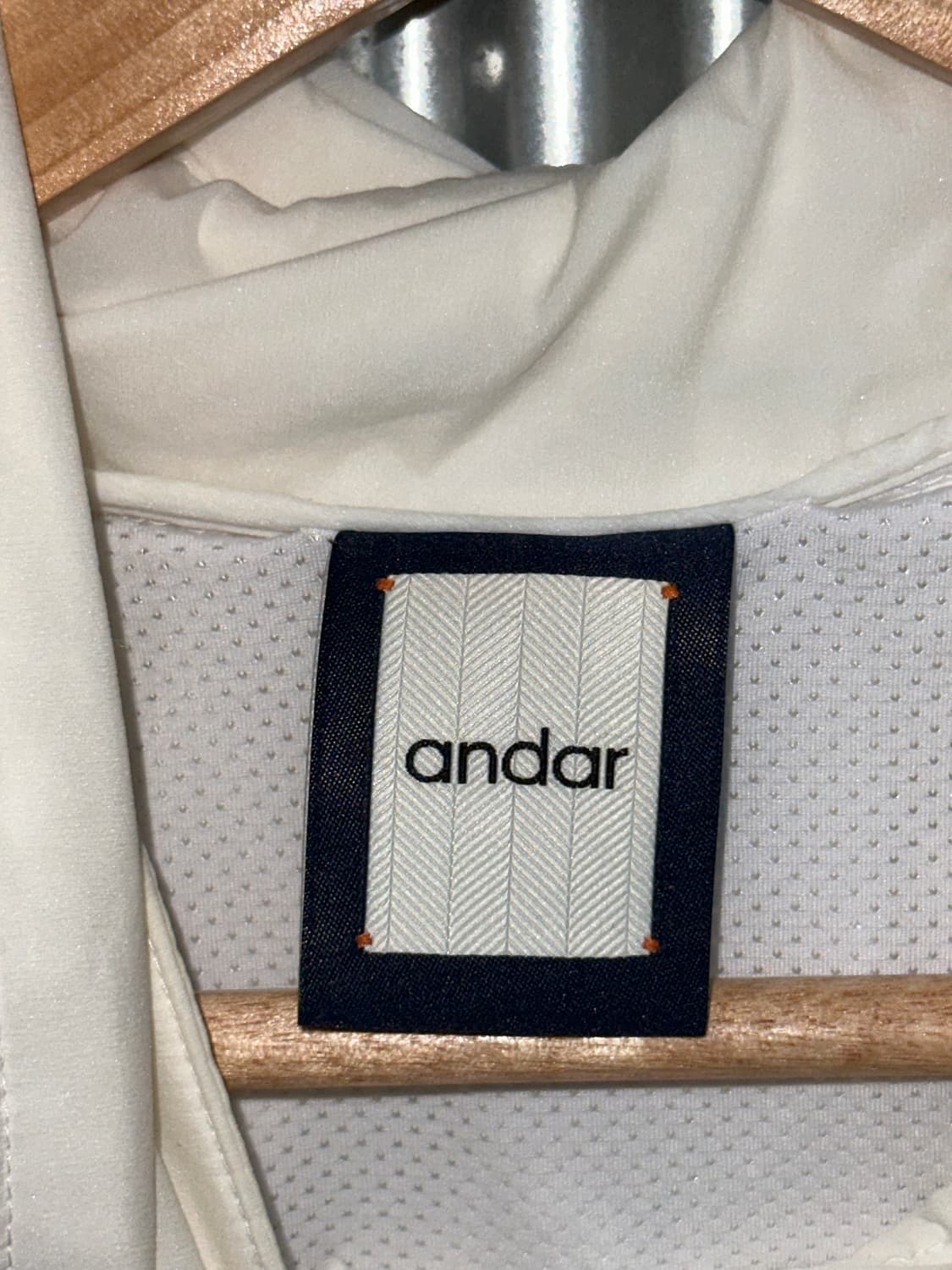 [4/FREE] 안다르(andar) 화이트 경량 후드 바람막이 상품이미지4