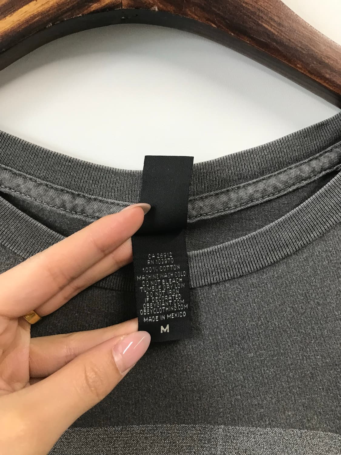 오베이 프린팅 차콜 반팔 티셔츠 상품이미지4