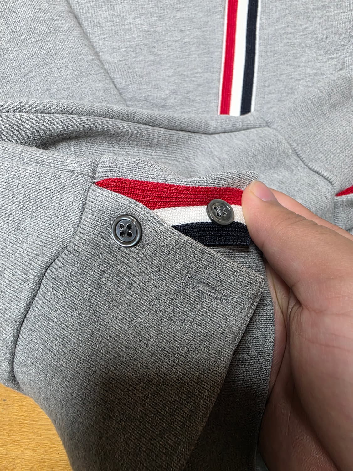 [3]톰브라운 백삼선 맨투맨 그레이 상품이미지3