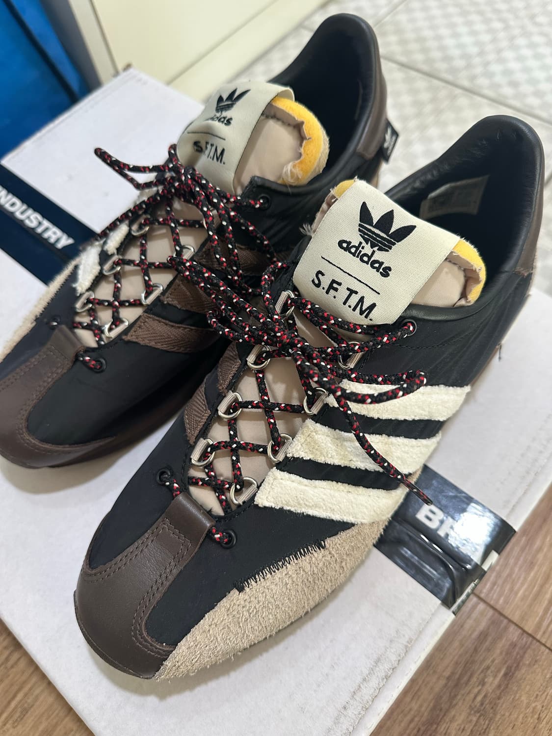 아디다스 x 송포더뮤트(SFTM) 컨트리 OG 코어 블랙 코어 화이트 상품이미지1