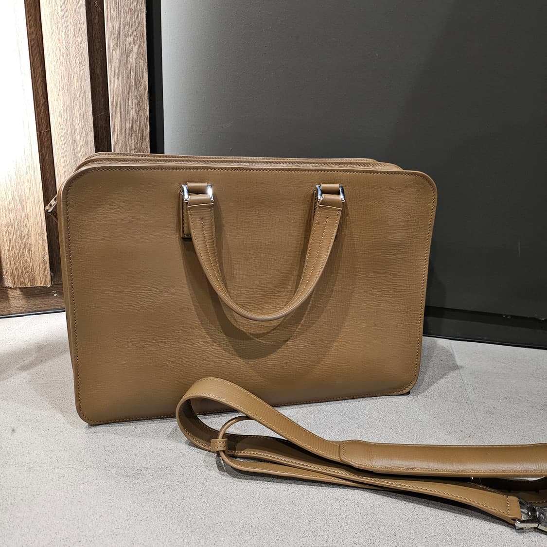 로로피아나 베이지 카프스킨 모던 클래식 백 상품이미지4