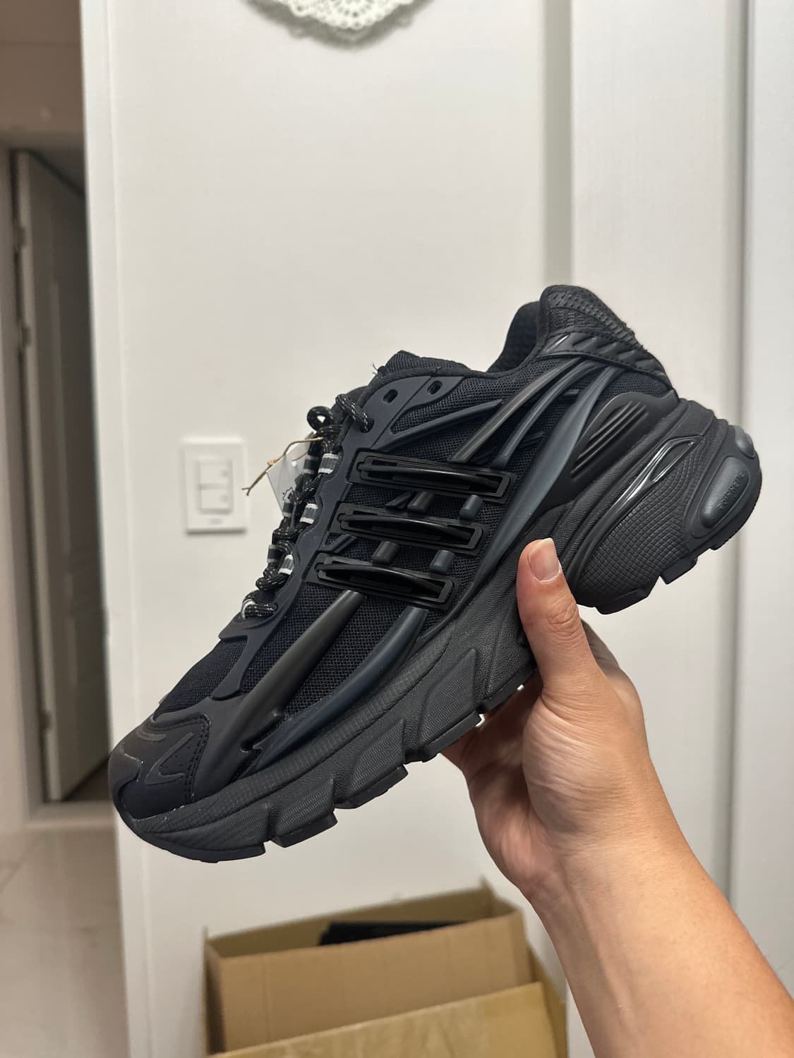 아디다스 퍼렐윌리암스 젤리피쉬 트리플블랙 상품이미지1