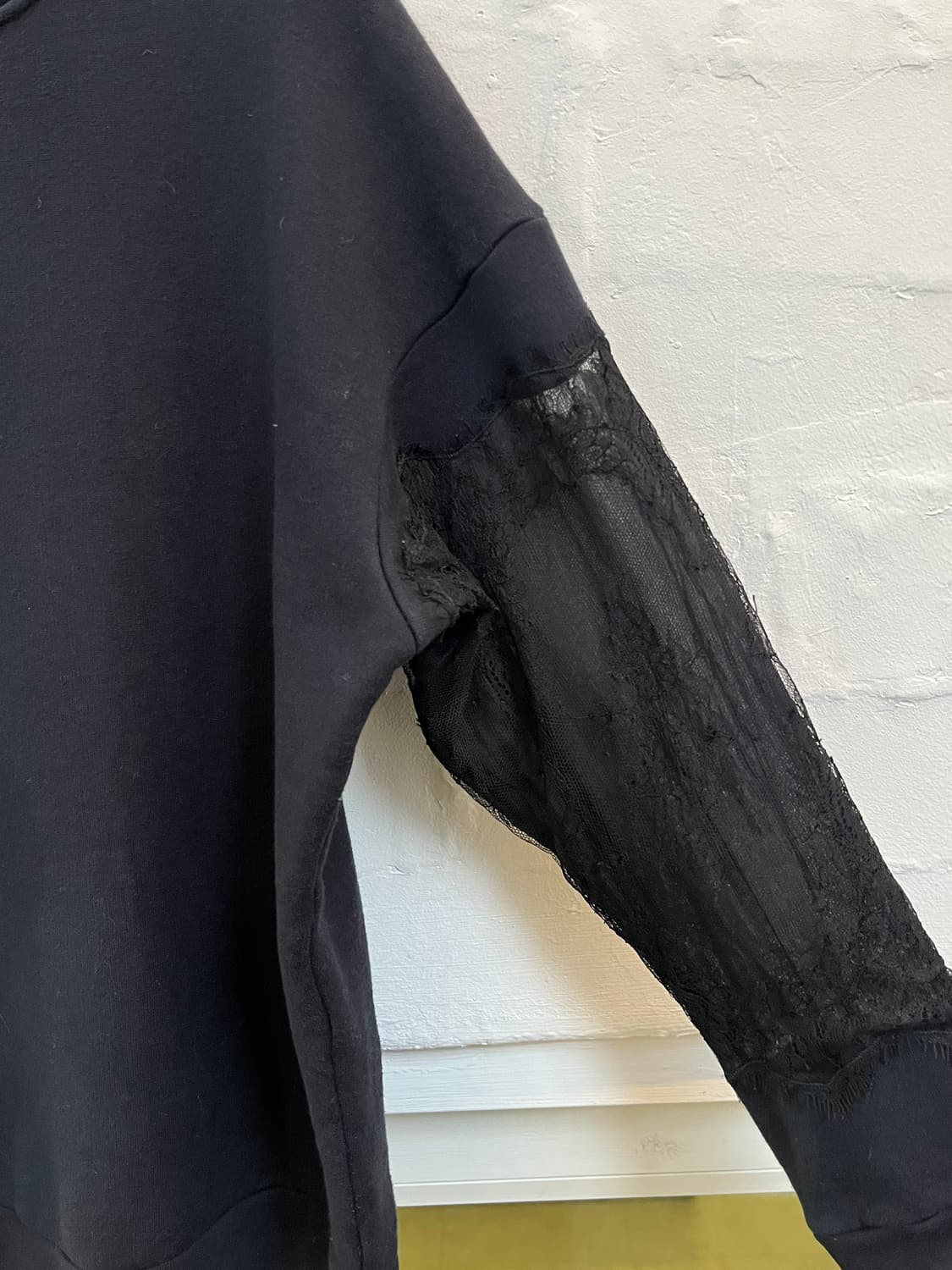 N21 블랙 레이스 슬리브 스웻 셔츠 38 상품이미지3