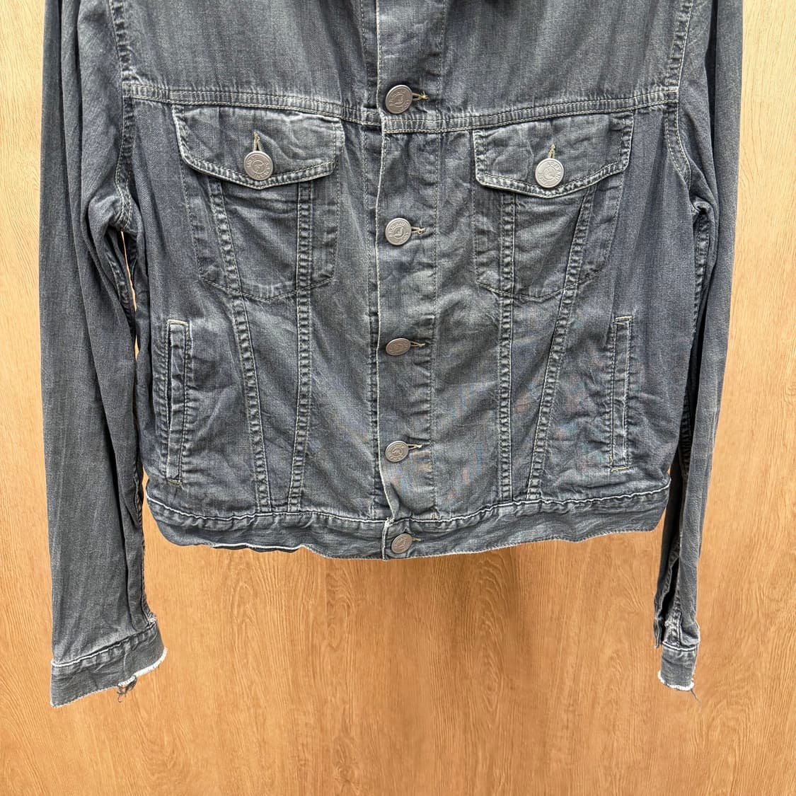 아르마니 진스 데님 트러커 자켓 버튼 클로저 사이드 포켓 디테일 흑청 상품이미지5