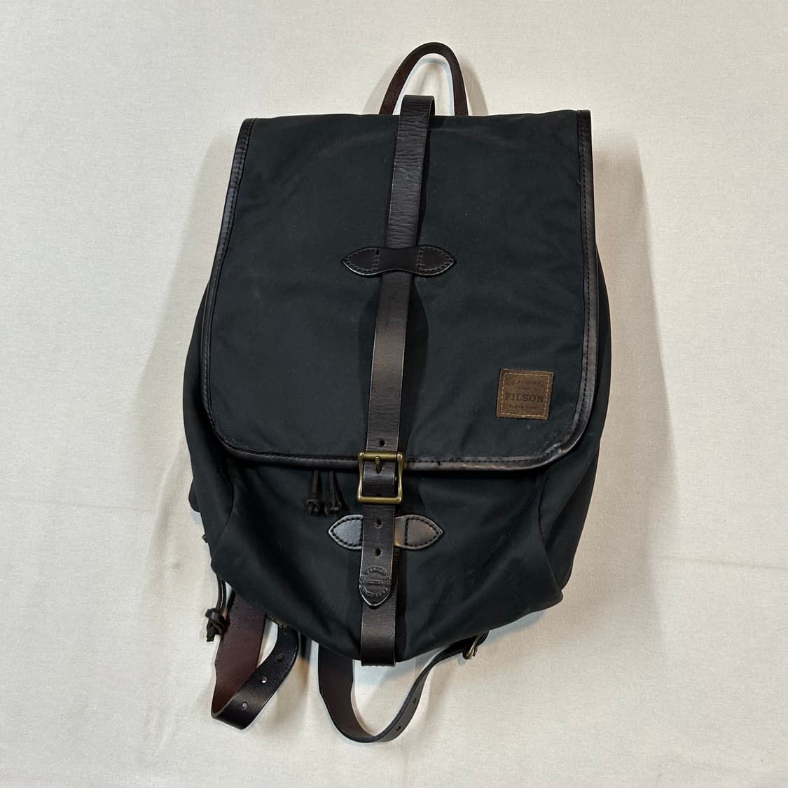 필슨(Filson) 70017 틴 크로스 가죽 스트랩 백팩 상품이미지1