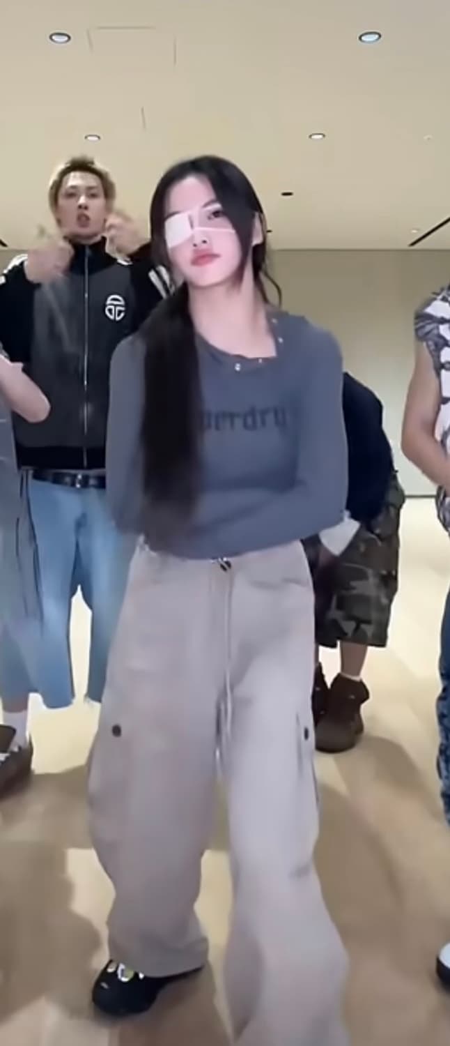 (아일릿 이로하 착용) W CARGO WIDE PANTS D/BEIGE 상품이미지3