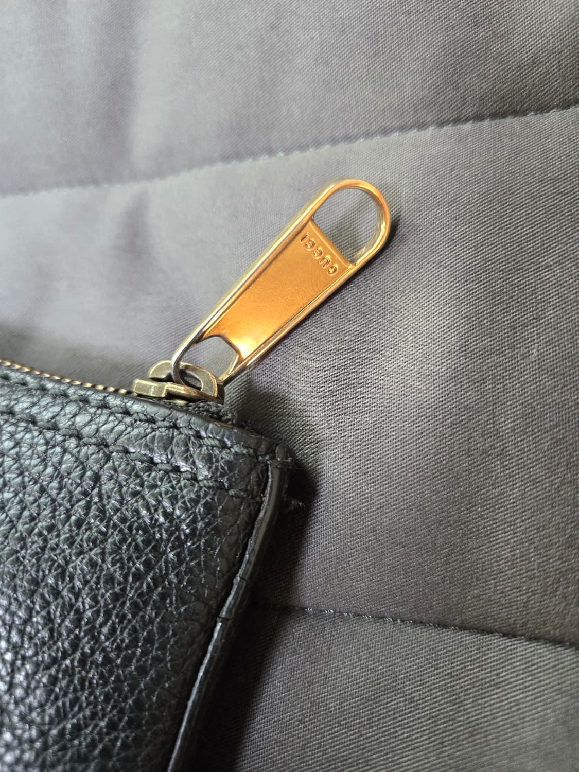 구찌 로고 프린트 레더 파우치 
포트 폴리오 클러치백 남녀공용 상품이미지3