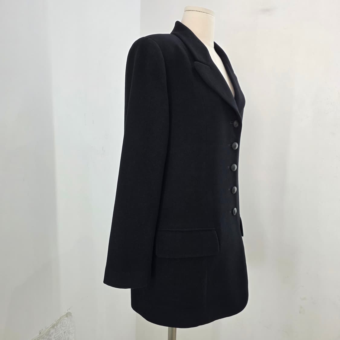 끌로에 여성 울 100 블랙 싱글 버튼 기본핏 자켓 상품이미지7