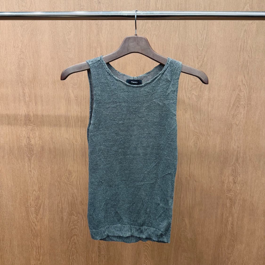 띠어리 라운드넥 슬리브리스 니트 무지 시어 텍스처 디테일 슬림핏 카키 상품이미지2