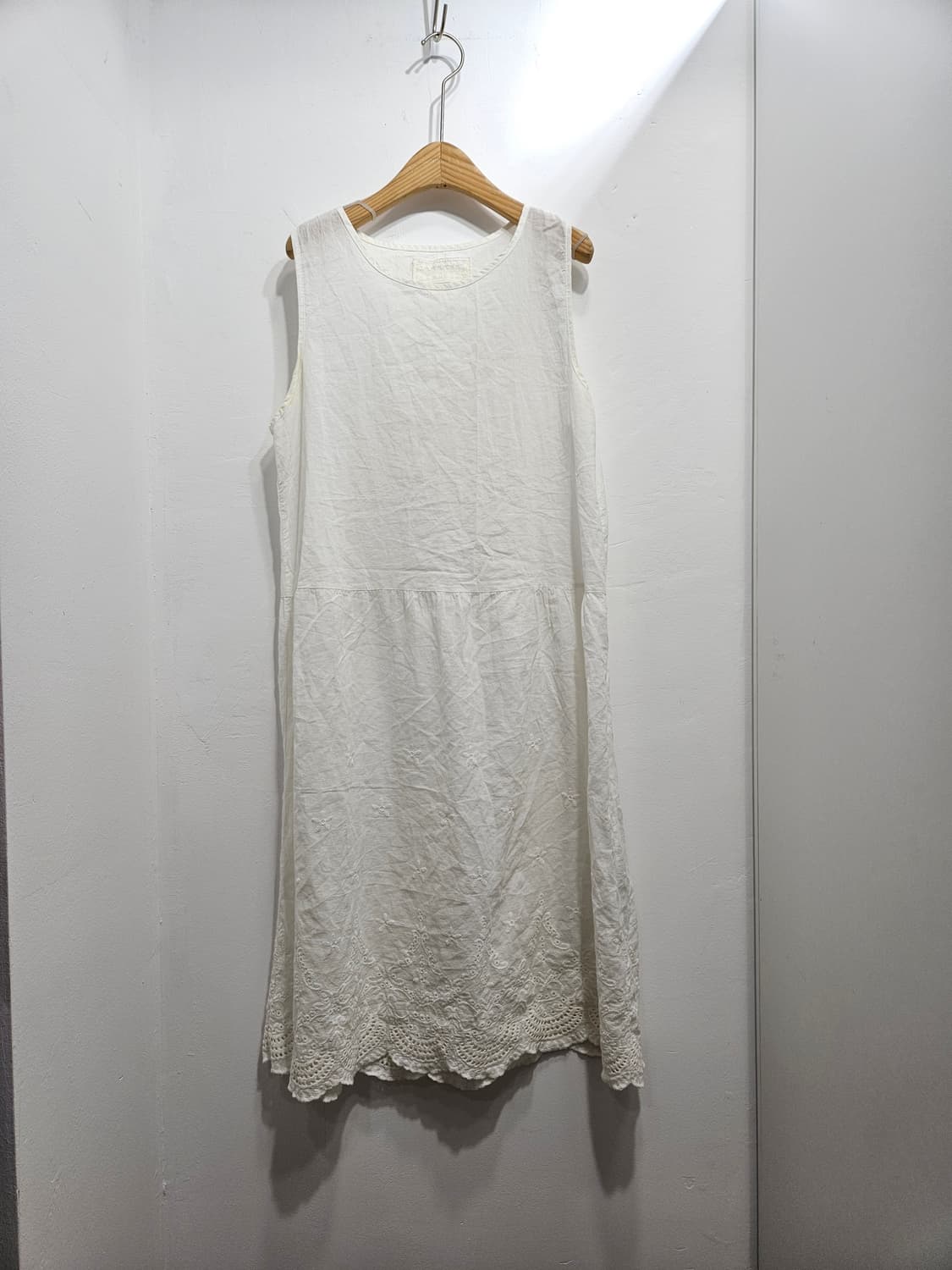 화이트 자수 레이스 민소매 롱원피스  상품이미지1