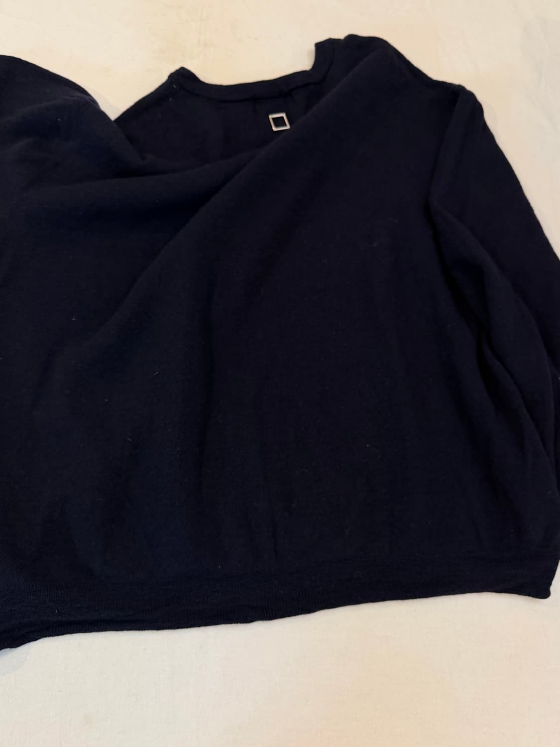 우영미 22ss 시그니쳐 로고 디테일 울 니트 딥 네이비 상품이미지5