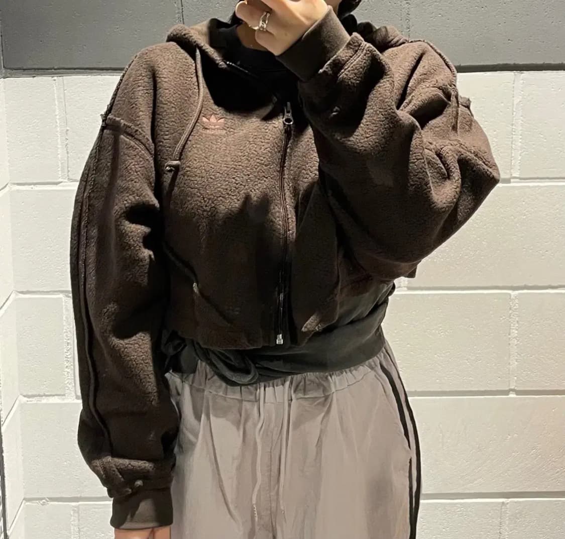 아디다스우먼즈 크롭 후드집업 후리스 플리스집업 브라운 상품이미지1