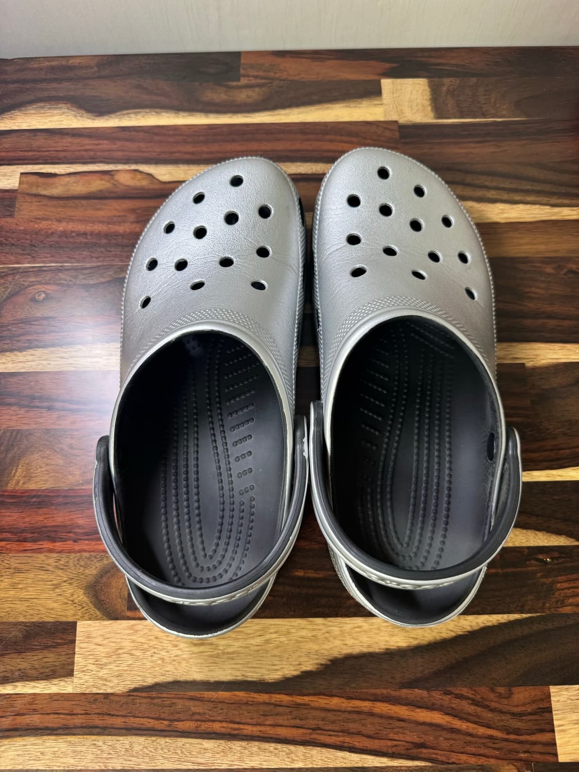 크록스 클래식 메탈릭 클로그 실버 상품이미지3