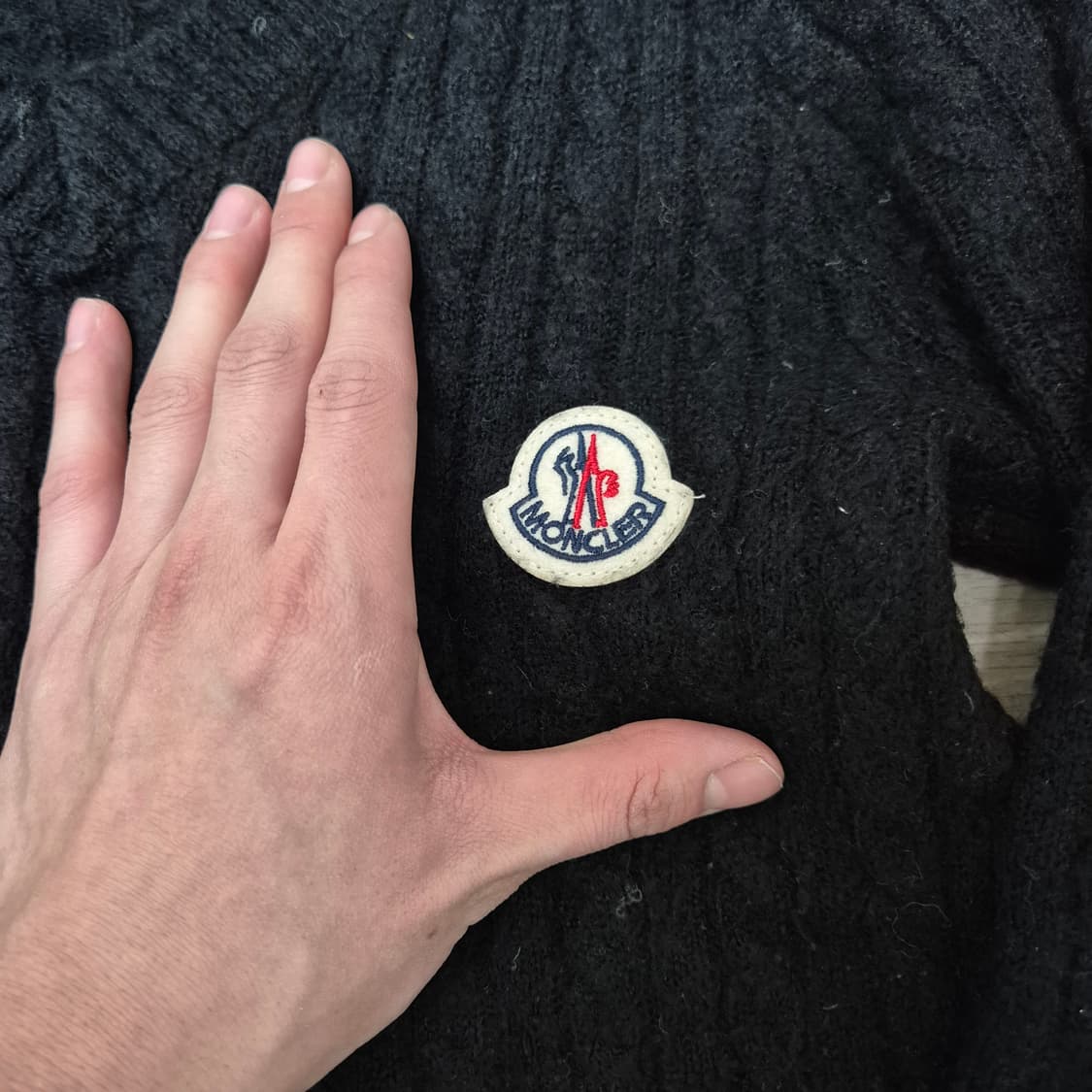 몽클레어 여성 시그니처 와펜 꽈배기 니트 원피스 (1) 상품이미지4