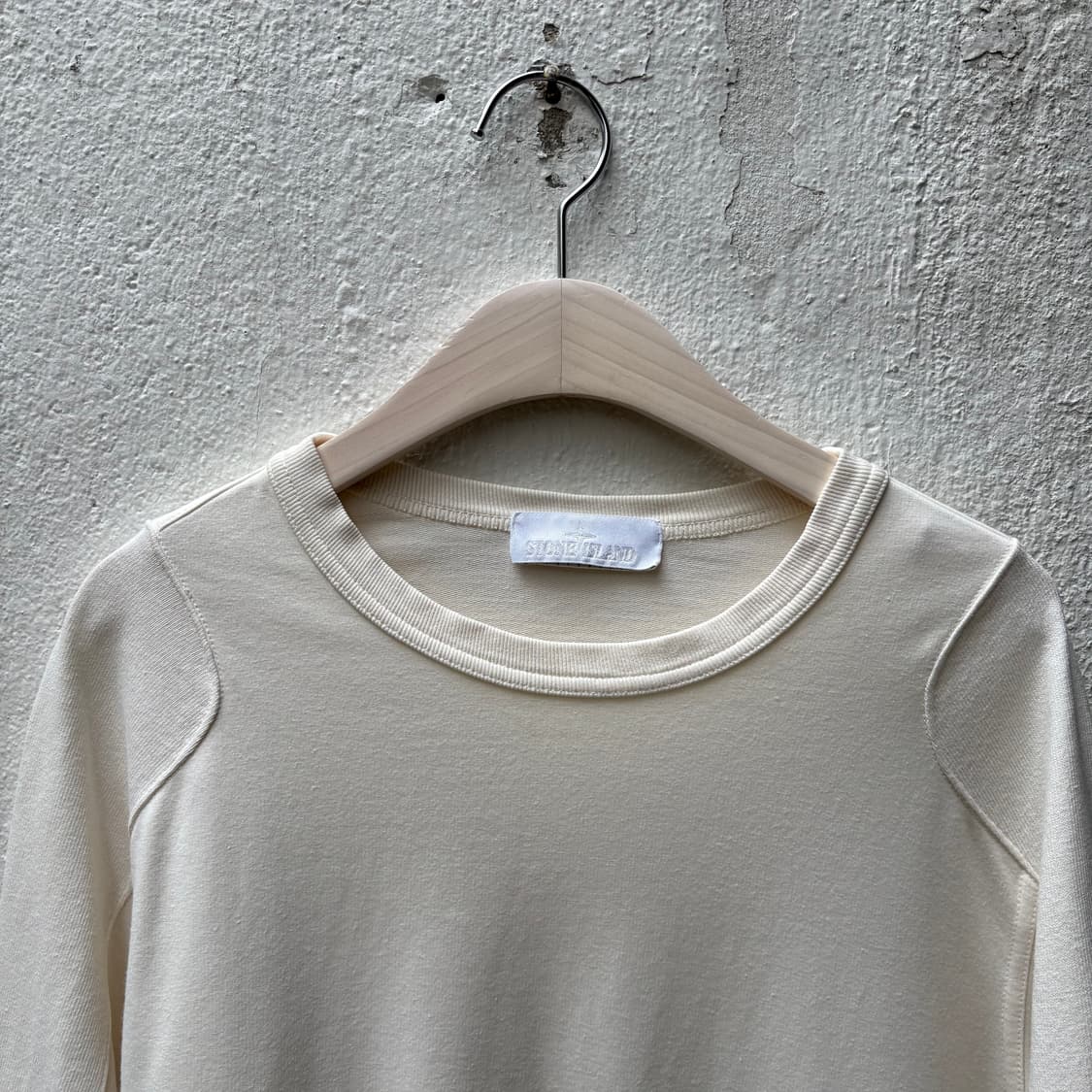 스톤아일랜드 고스트피스 화이트 뱃지 플리티드 스웻셔츠 상품이미지2