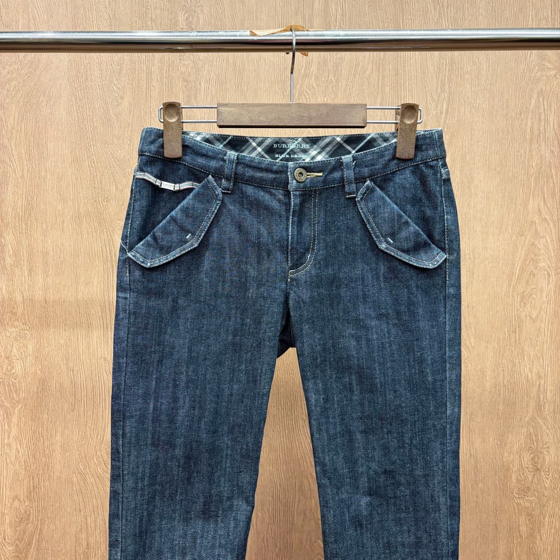 버버리 블루 라벨 7부 데님 팬츠 롤업 체크 안감 로고 자수 디테일 진청 상품이미지4