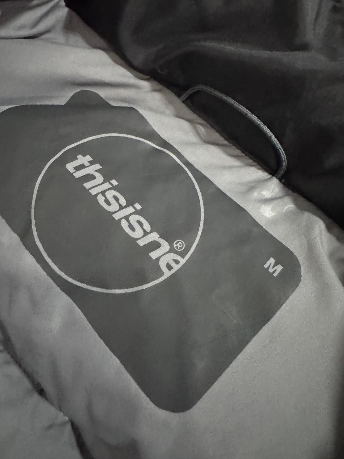 디스이즈네버댓 카라 스펠아웃 다운 패딩 점퍼 블랙 상품이미지3