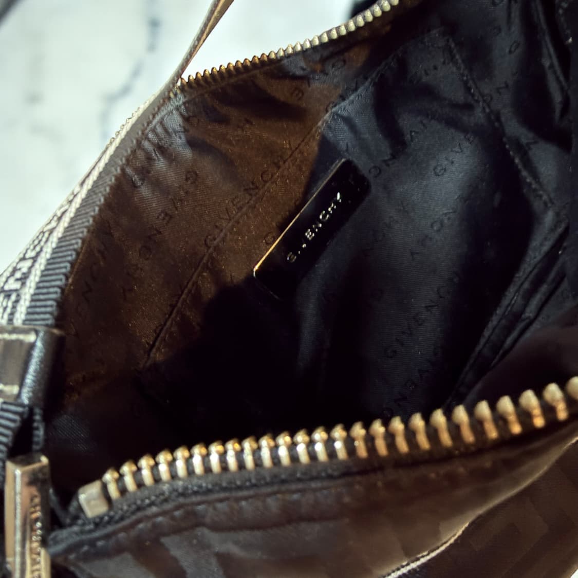 지방시 모노그램 나일론 버클 미니백 상품이미지7