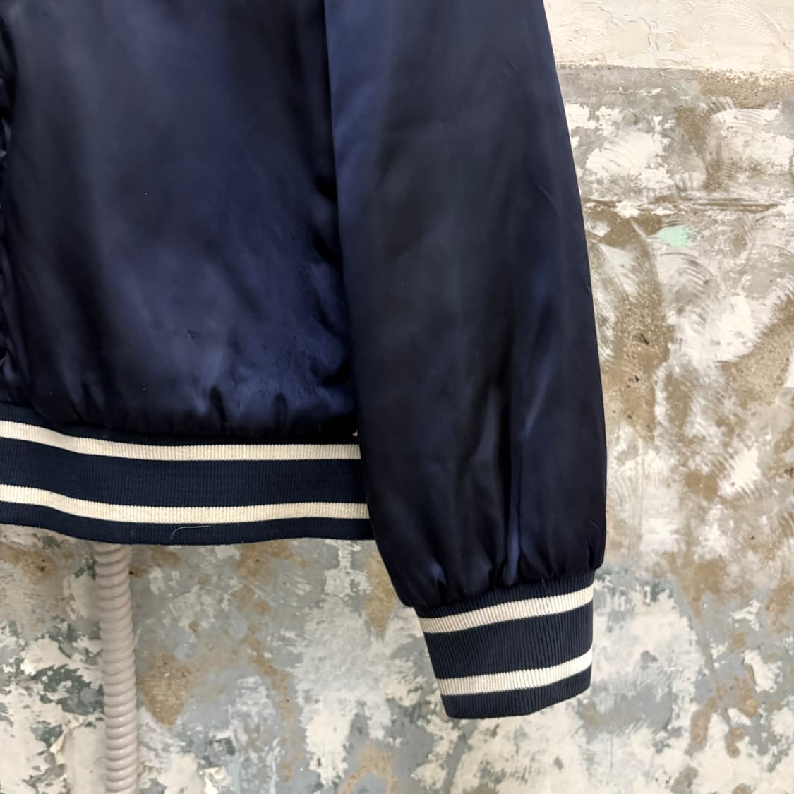 2020fw 슈프림 콘트라스트 스크립트 네이비 바시티 자켓 상품이미지7