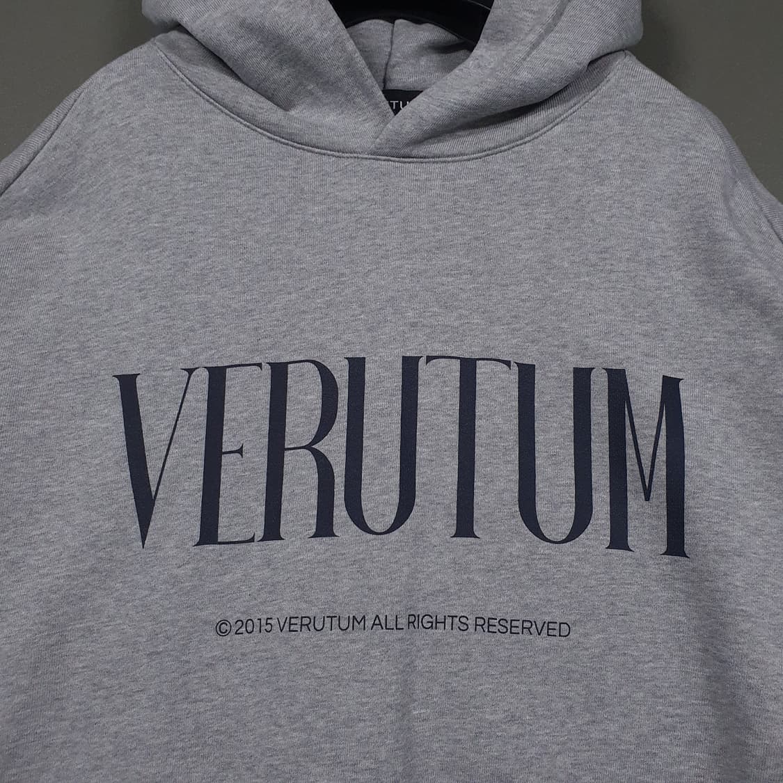 실측 2XL 베루툼 신형 24FW 세리프 로고 후디 오버핏 후드티 그레이 상품이미지5