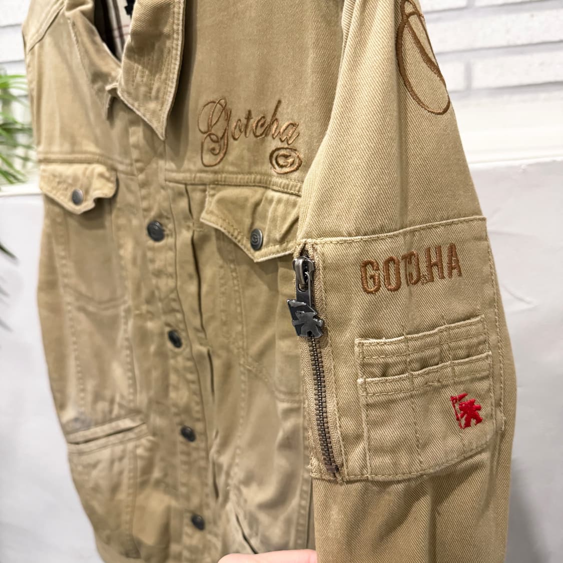 GOTCHA 갓차 Y2K 데님 트러커자켓 레터링 암포켓 디테일 베이지 상품이미지6