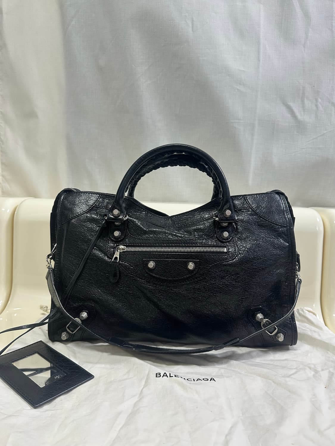 [A+ 정품] 발렌시아가 시티 모터백 미디움 블랙 상품이미지1