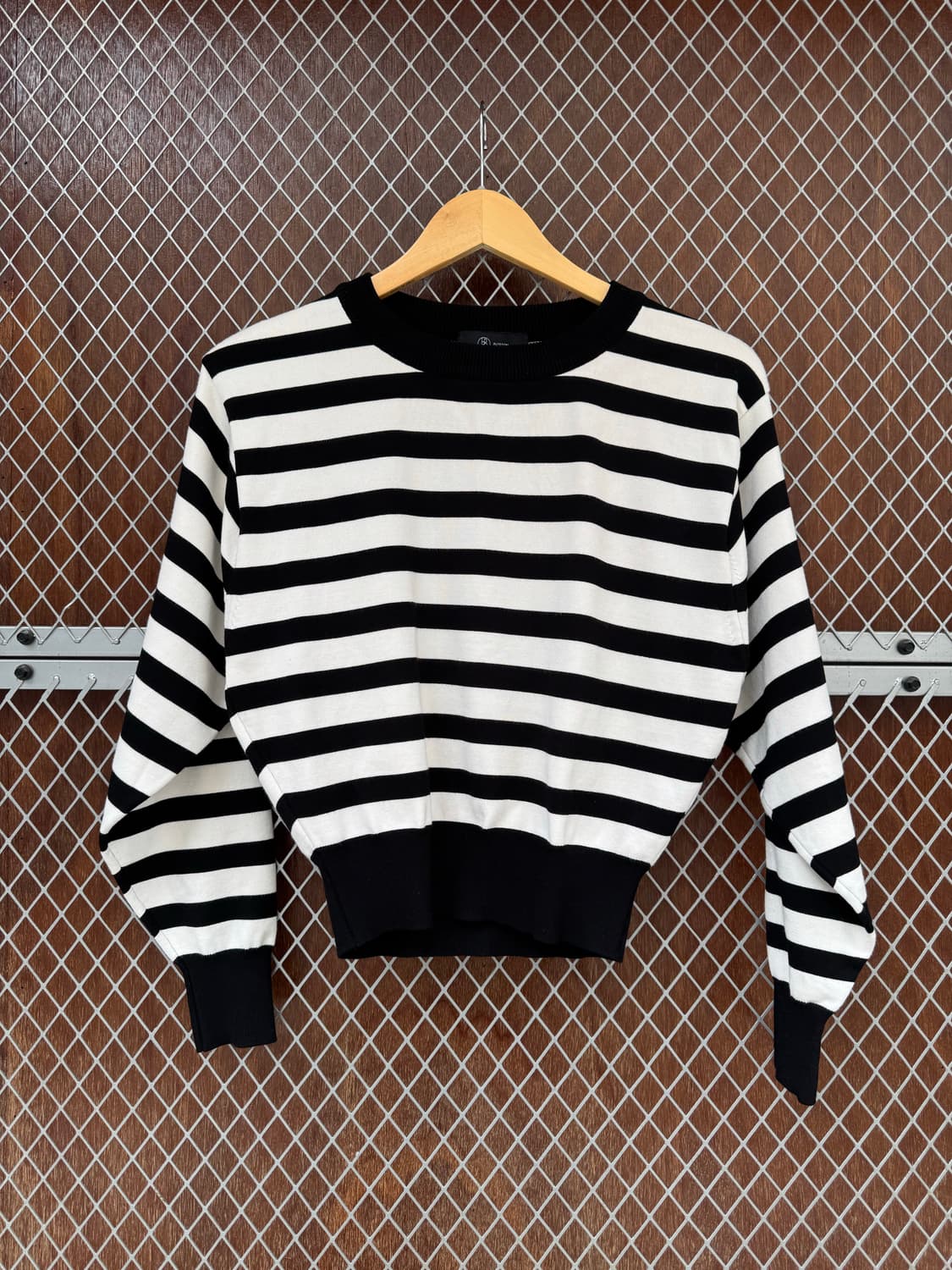 블러썸에이치컴퍼니 스트라이프 패턴 라운드 니트 S 상품이미지4