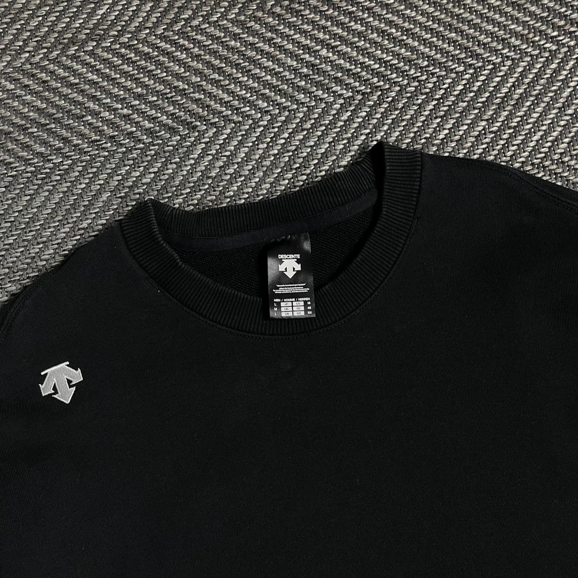 데상트 자수로고 레터링 스웻 맨투맨 블랙y 4933 상품이미지3