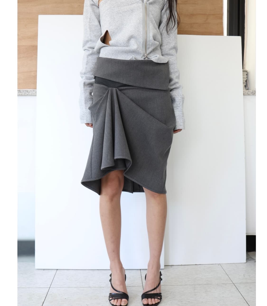 울리카상투스 BRACE UNBALANCE SKIRT (CHARCOAL) 상품이미지2