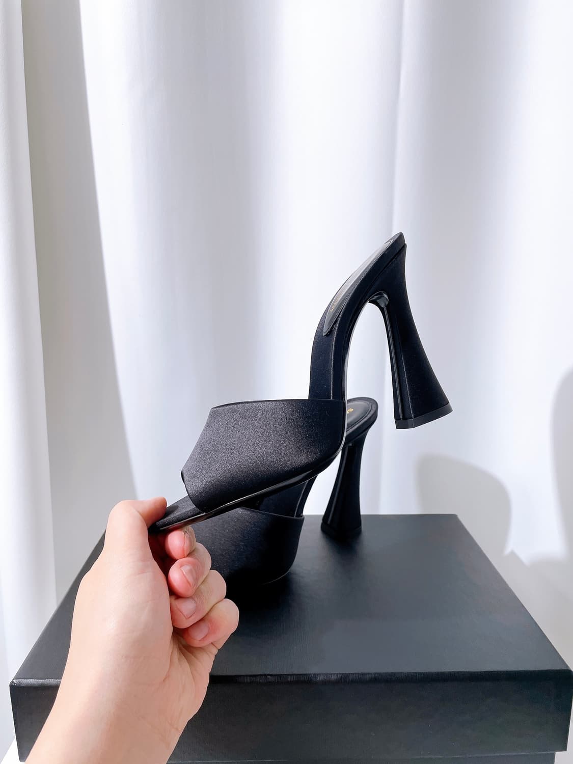 (정품/새상품) 생로랑 여성 스위트 힐 뮬 사틴 블랙 상품이미지4