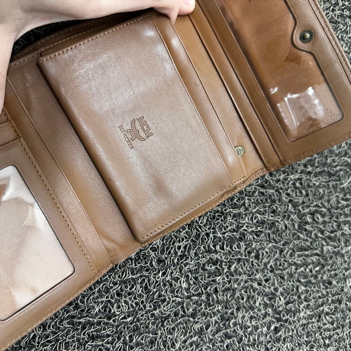 MCM 엠씨엠 비세토프 가죽 지갑 상품이미지6