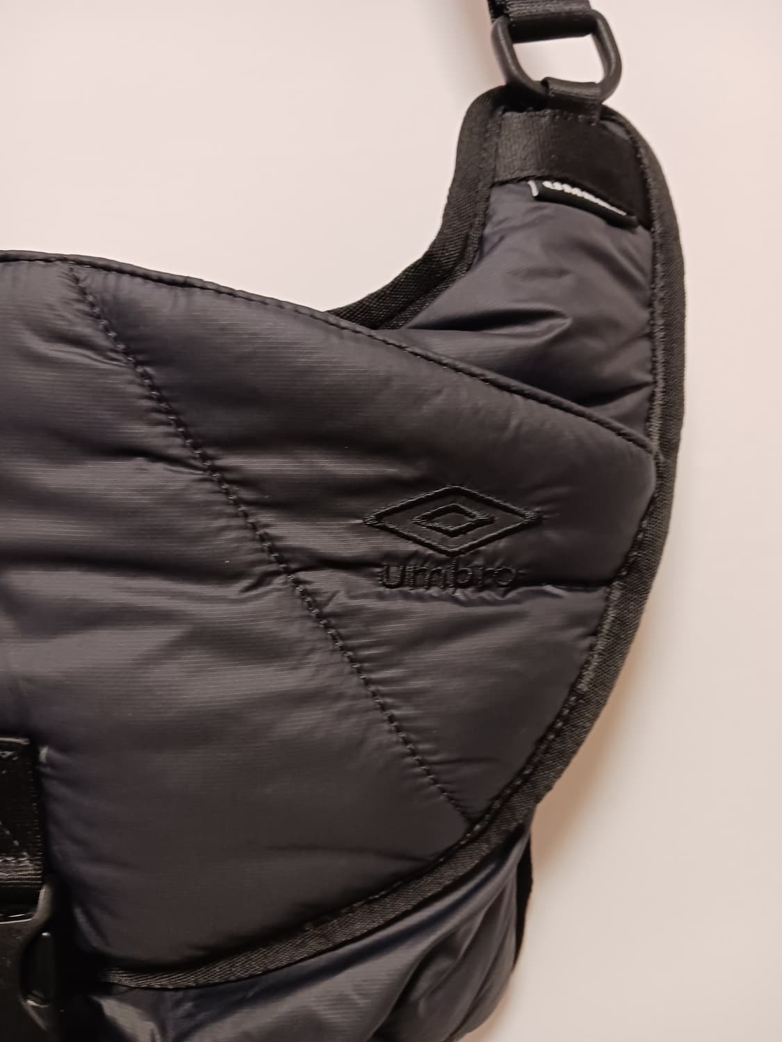 엄브로 패딩 슬링백 상품이미지3