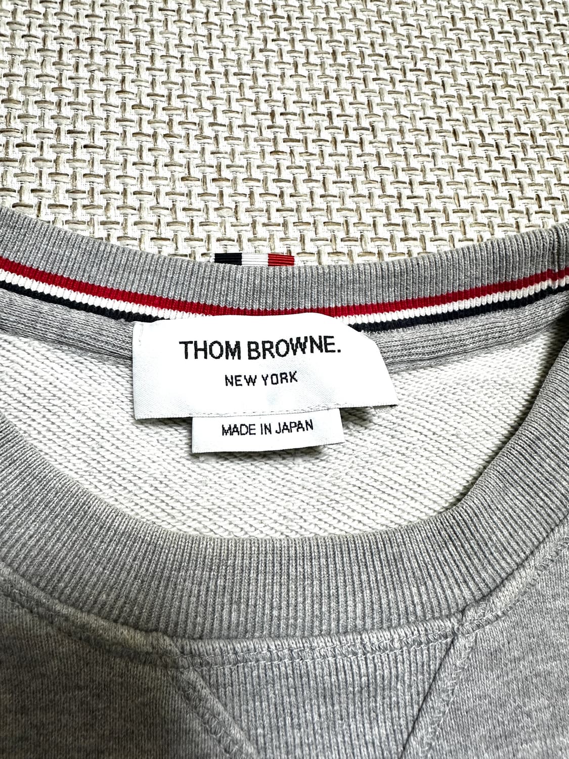 [3/당일배송] 톰브라운 사선완장 그레이 맨투맨 상품이미지3