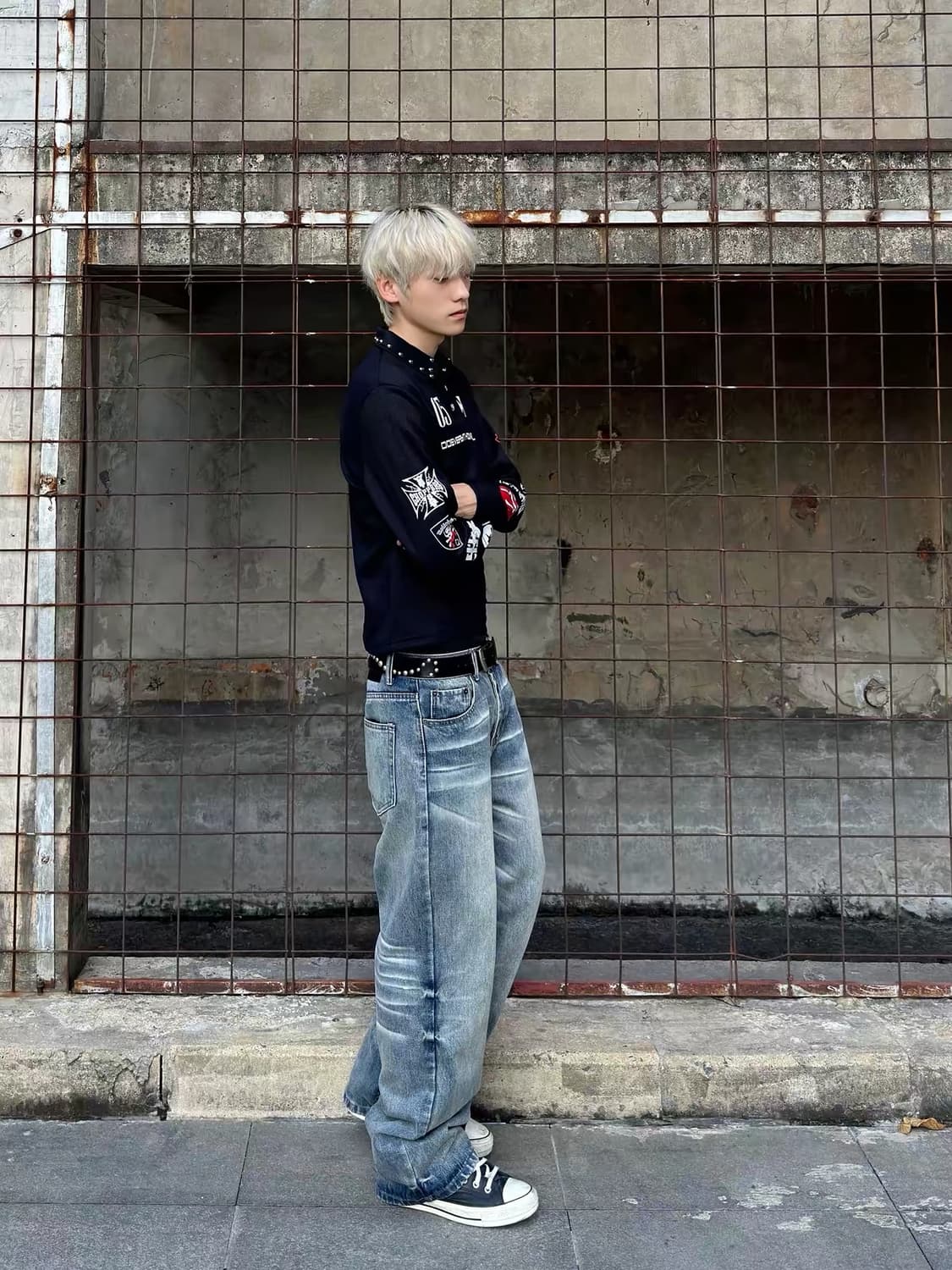 스터드 카라 패치 그래픽 슬림핏 카라 긴팔티 상품이미지3