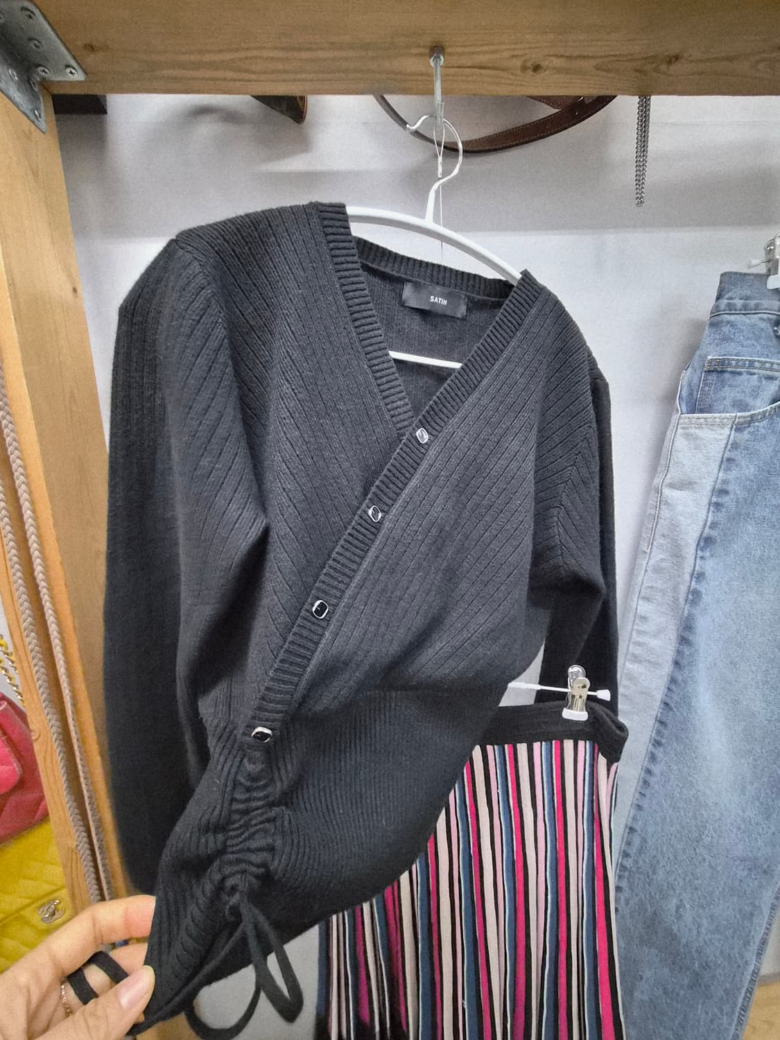 샤틴 사이드 셔링 브이넥 니트.레니본 니트샤스커트 상품이미지4