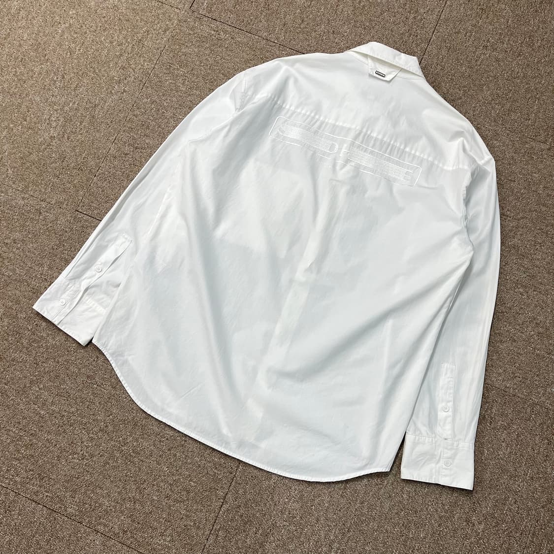 솔리드옴므 백로고 셔츠 상품이미지1