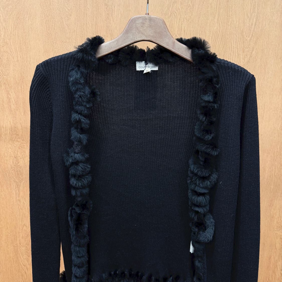 꾸레쥬 골지 니트 오픈 가디건 퍼 트리밍 디테일 레귤러핏 블랙 상품이미지4