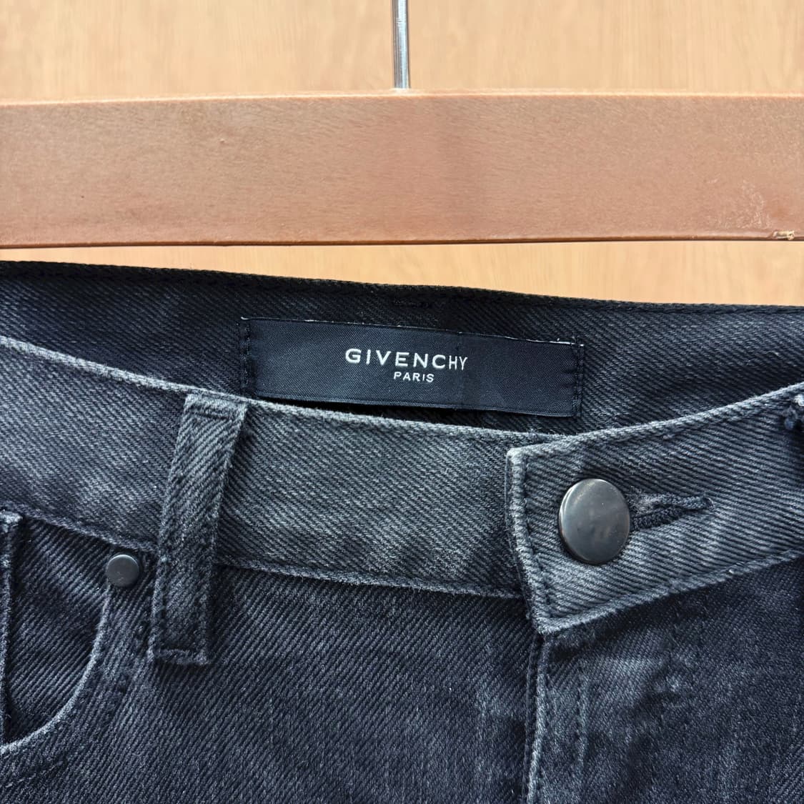 지방시 데님 팬츠 버튼 클로징 그라데이션 워싱 백포켓 디테일 흑청 상품이미지5