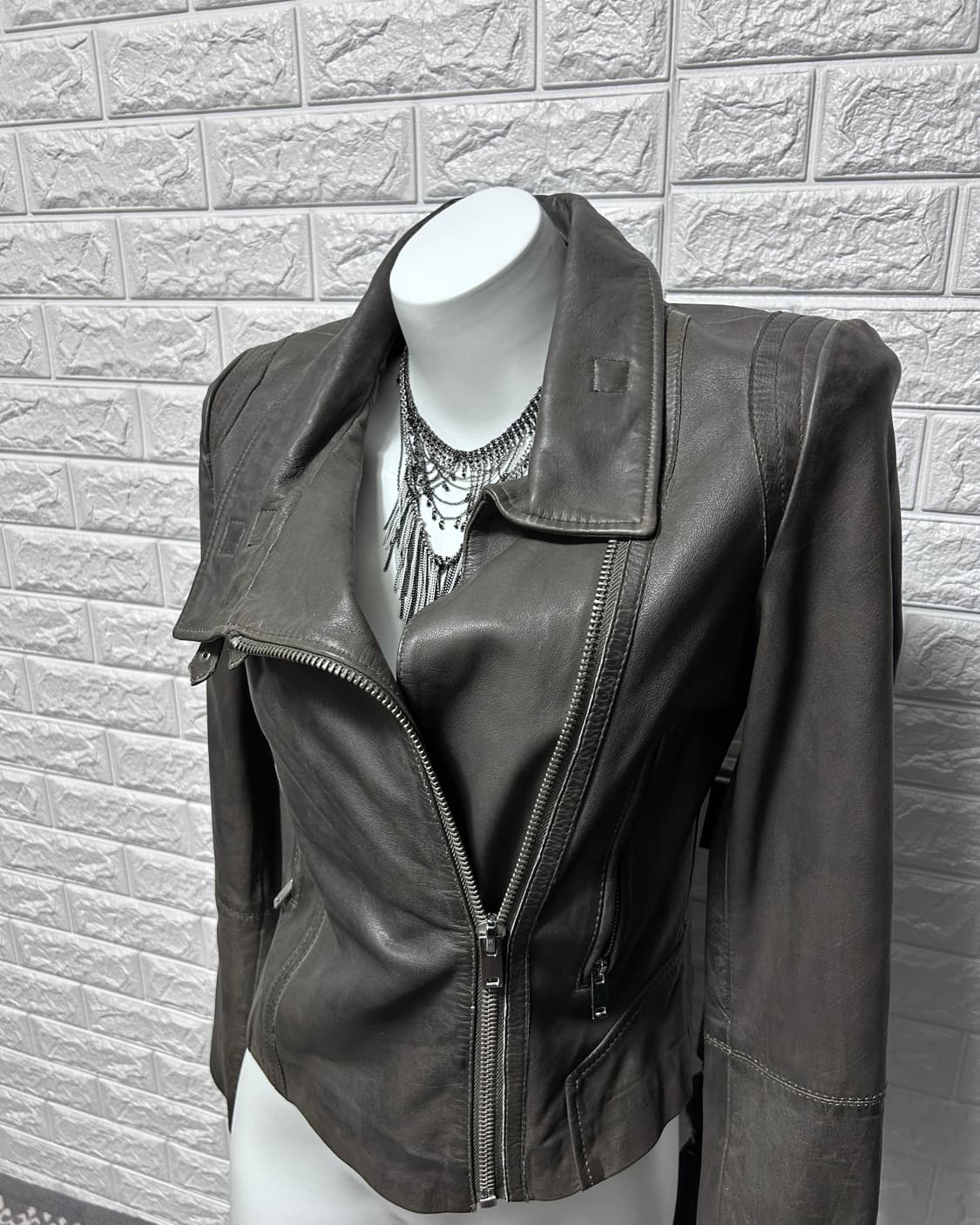 램스킨 비대칭 하이넥 버클 자켓 상품이미지2