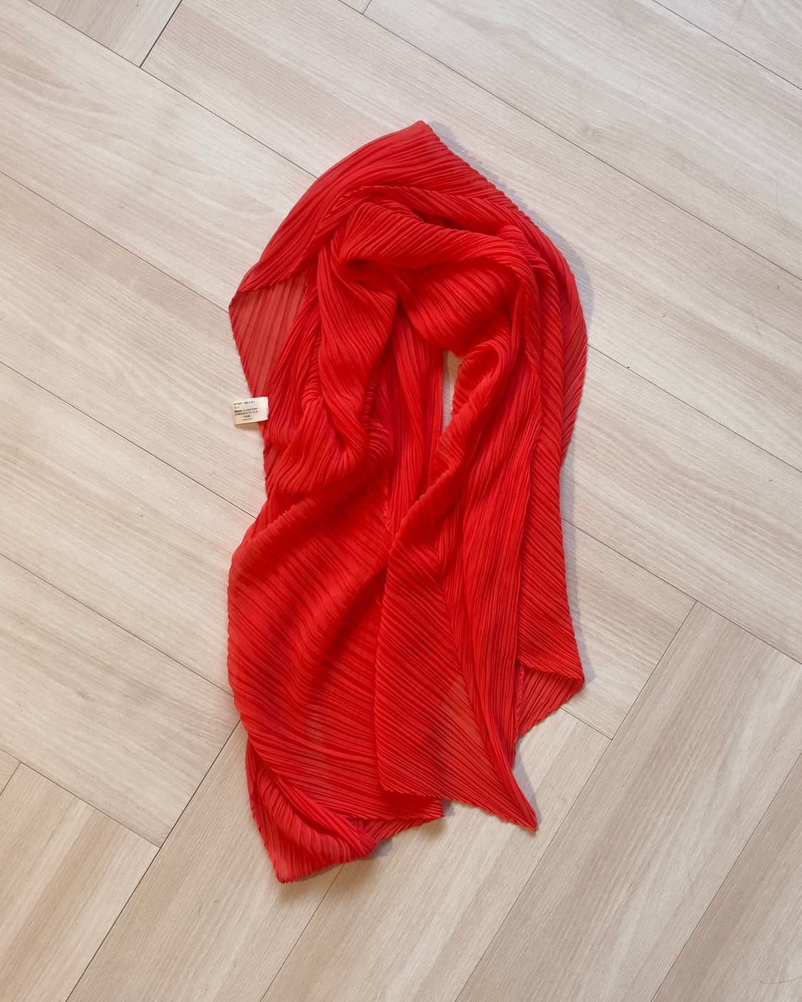 [PLEATS PLEASE ] Red Pleated Sheer Scarf 상품이미지2