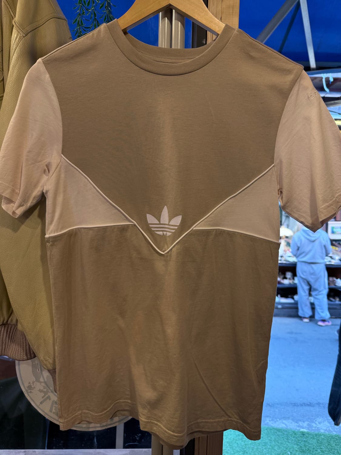 아디다스 베이지 반팔티 상품이미지1