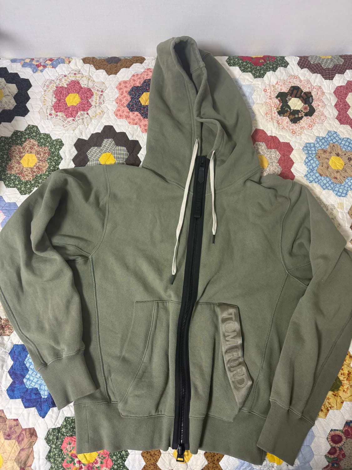 정품 톰포드 가먼트다잉 콘트라스트 후드집업 티셔츠 카키라 상품이미지1