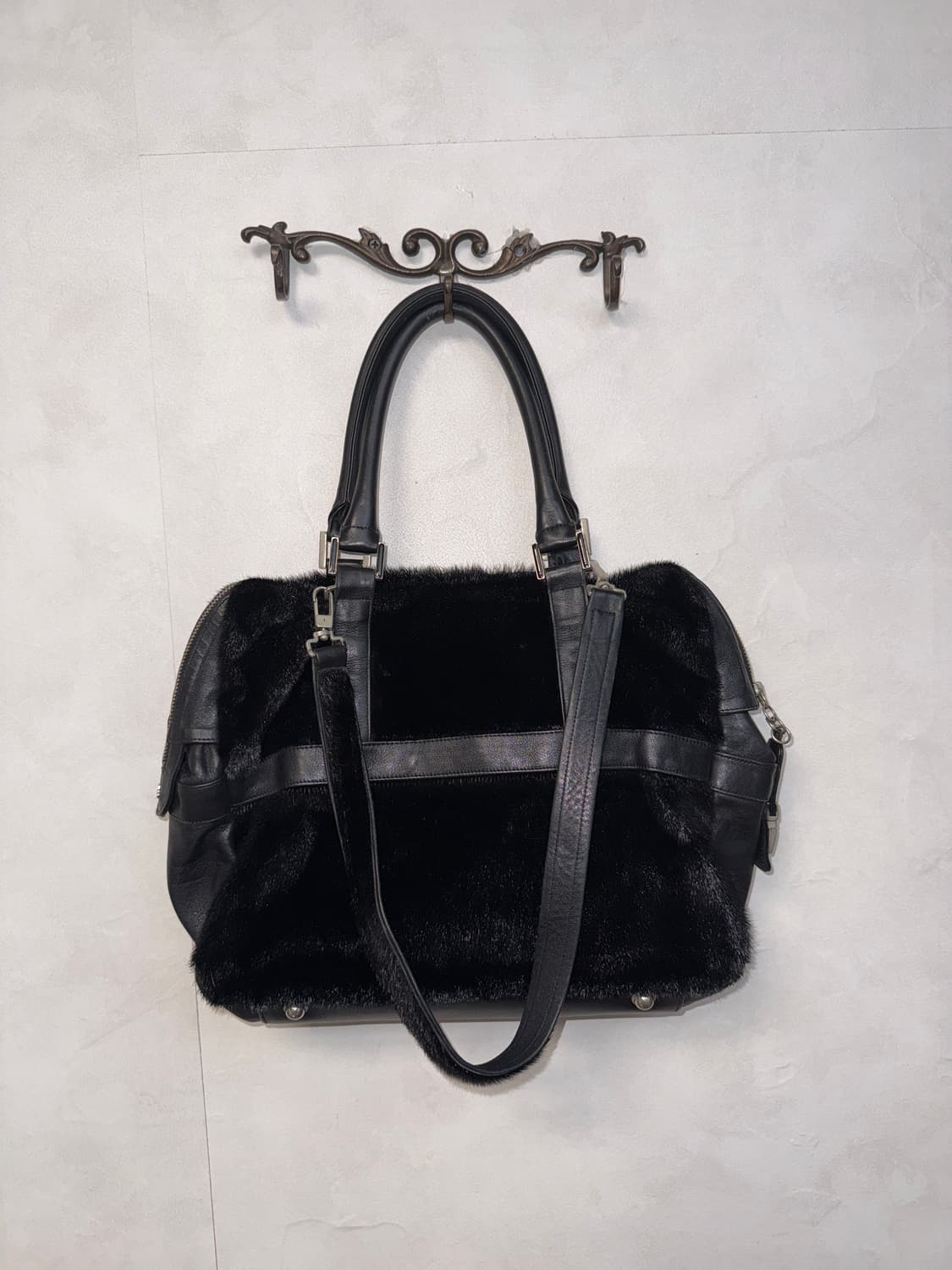 Black fur two ways buckled tote bag 상품이미지1