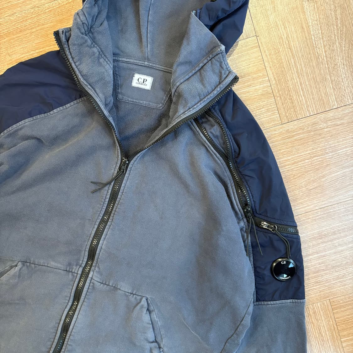 씨피컴퍼니 테크니컬 나일론 패널 듀얼 지퍼 렌즈 후디 상품이미지4