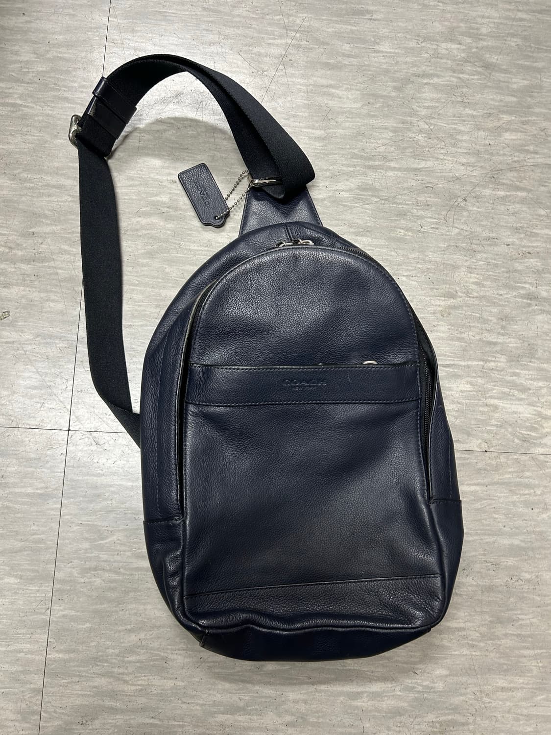 코치 네이비 가죽 슬링백 상품이미지1