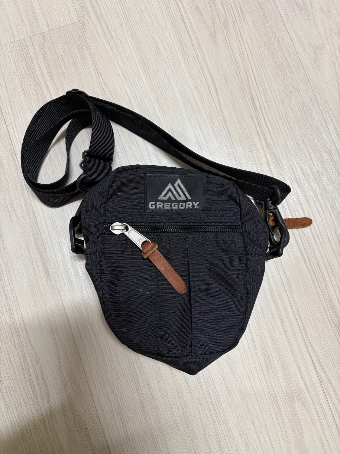 그레고리 퀵 포켓 크로스백 상품이미지1
